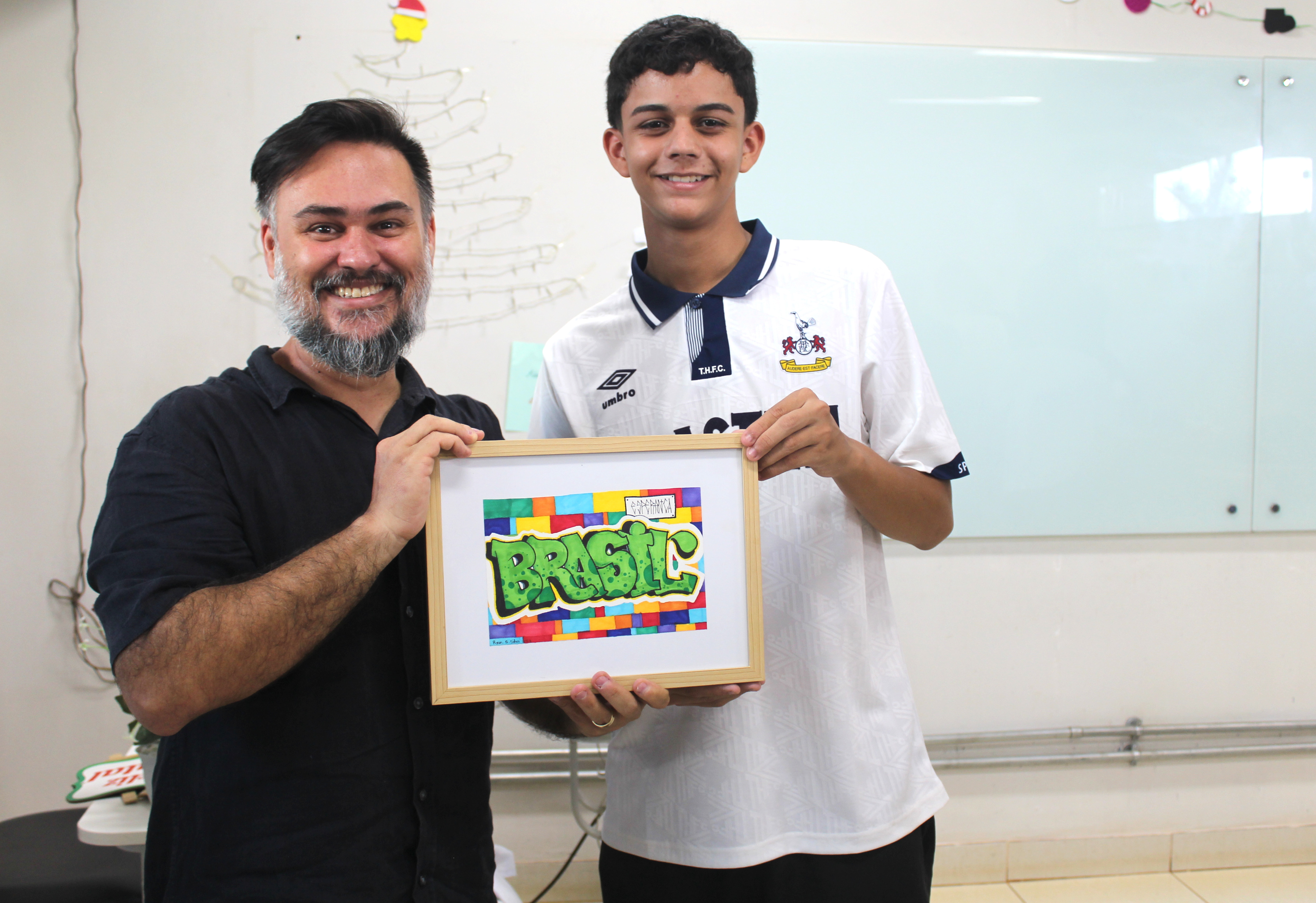 Gandara é presenteado com quadro pelo aluno Ryan Santos da Silva